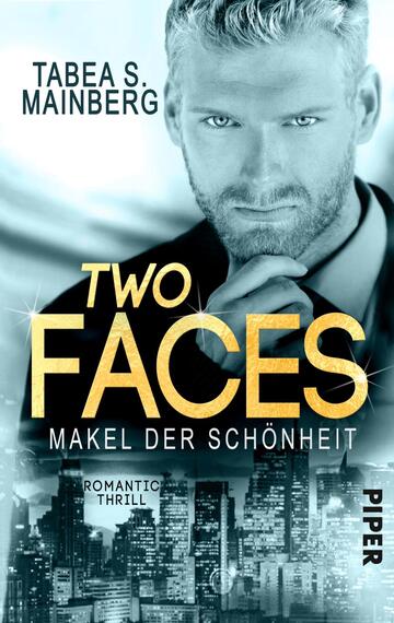 Das Buchcover zeigt einen attraktiven Mann mit kurz geschnittenem, hellblondem Haar, der direkt den Betrachter anblickt. Über ihm schimmert in goldener Schrift der Titel „TWO FACES“, während der Untertitel „MAKEL DER SCHÖNHEIT“ in schwarzer Schrift darunter steht. Die Hintergrundszene zeigt eine stilisierte Stadtsilhouette bei Nacht, unterstrichen von glitzernden Effekten, die eine aufregende Atmosphäre vermitteln. Der Name der Autorin, Tabea S. Mainberg, befindet sich am oberen Rand des Covers, während das Wort „ROMANTIC THRILL“ in kleinerer Schrift am unteren Rand hervorgehoben ist.