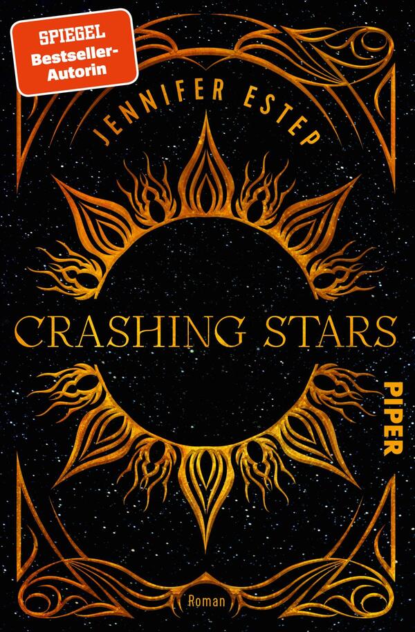 Das Buchcover zeigt eine dunkelblaue, sternenbesäte Hintergrundfläche. Im Zentrum thront ein goldener, glühender Sonnen- oder Sternenmotiv, umgeben von stilisierten, flammenden Strahlen. Der Titel „CRASHING STARS“ ist in eleganter, geschwungener Schrift in Gold gehalten, während der Name der Autorin „JENNIFER ESTEP“ darüber in einer schlichten, serifenlosen Schrift steht. In der oberen linken Ecke befindet sich ein rotes Emblem mit dem Text „SPIEGEL-Bestseller-Autorin“. In der unteren rechten Ecke ist das Verlagslogo „PIPER“ abgebildet.