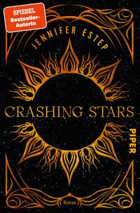 Das Buchcover zeigt eine dunkelblaue, sternenbesäte Hintergrundfläche. Im Zentrum thront ein goldener, glühender Sonnen- oder Sternenmotiv, umgeben von stilisierten, flammenden Strahlen. Der Titel „CRASHING STARS“ ist in eleganter, geschwungener Schrift in Gold gehalten, während der Name der Autorin „JENNIFER ESTEP“ darüber in einer schlichten, serifenlosen Schrift steht. In der oberen linken Ecke befindet sich ein rotes Emblem mit dem Text „SPIEGEL-Bestseller-Autorin“. In der unteren rechten Ecke ist das Verlagslogo „PIPER“ abgebildet.