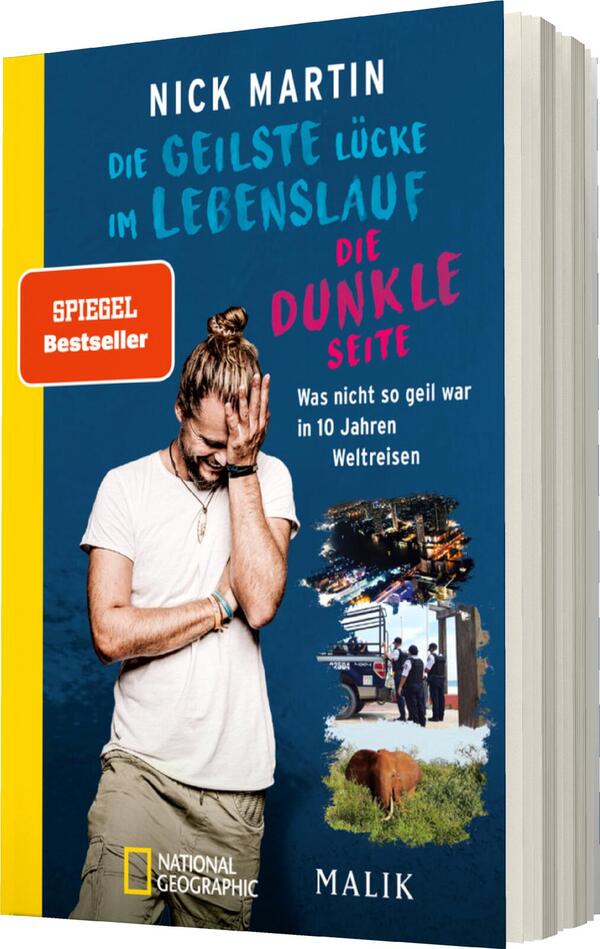 Das Buchcover zeigt einen jungen Mann mit lässiger Kleidung und einem nachdenklichen Gesichtsausdruck, der die Hände im Haar hat. Der Hintergrund ist in sanften Blautönen gehalten und zeigt verschiedene Reiseelemente, darunter einen Elefanten und eine belebte Straße. Die Titel „Die geilste Lücke im Lebenslauf“ und „die dunkle Seite“ sind in auffälliger, verspielter Schrift in Blau und Pink gesetzt. Eine rote Auszeichnung mit dem Text „SPIEGEL Bestseller“ ist oben links platziert. Darunter steht „Was nicht so geil war in 10 Jahren Weltreisen“ in kleinerer Schrift.