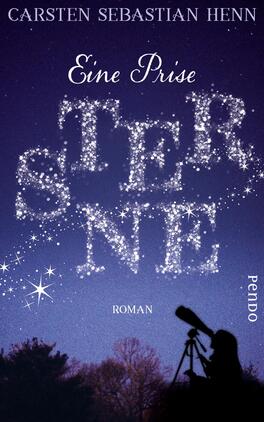 Das Buchcover zeigt einen nachtblauen Himmel, der mit funkelnden Sternen verziert ist. Im Vordergrund ist eine Silhouette eines Menschen zu sehen, der mit einem Teleskop auf die Sterne blickt. Der Titel „Eine Prise STERNE“ ist in großen, leuchtenden Buchstaben gestaltet, wobei das Wort „STERNE“ besonders hervorgehoben wird. Darunter steht in kleinerer Schrift „Roman“. Der Autor Carsten Sebastian Henn ist oben auf dem Cover abgedruckt. Die Atmosphäre des Covers vermittelt einen Hauch von Magie und Entdeckung.