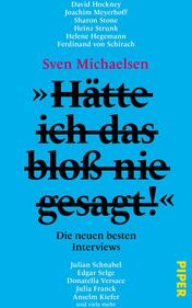 Das Buchcover zeigt einen kräftigen, blauen Hintergrund. In der Mitte befindet sich der Titel „Hätte ich das bloß nie gesagt!“ in schwungvoller, schwarzer Typografie, die teilweise durchgestrichen ist. Unterhalb des Titels steht in kleinerer Schrift „Die neuen besten Interviews“. Oben auf dem Cover sind die Namen verschiedener Interviewpartner in einer eleganten Schriftart angeordnet. Das Design vermittelt eine moderne, dynamische Atmosphäre.
