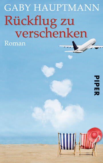 Das Buchcover zeigt einen strahlend blauen Himmel mit einem Flugzeug, das über weiße Wolken fliegt. Im Vordergrund befinden sich zwei Strandstühle, einer mit einem roten, der andere mit einem blauen Sitzkissen. Über dem Titel „Rückflug zu verschenken“ sind Wolken in Herzform zu sehen. Der Schriftzug des Titels ist in auffälligem Rot gehalten, während der Name der Autorin „Gaby Hauptmann“ in Weiß erscheint. Am unteren Rand befindet sich das Verlagslogo „PIPER“ in schwarzer Schrift.