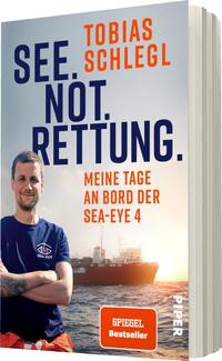 Das Buchcover zeigt einen Mann in blauer Kleidung mit einem Logo auf der Brust, der in die Kamera lächelt. Im Hintergrund ist ein Schiff auf dem Wasser zu sehen. Der obere Teil des Covers trägt den Titel „SEE. NOT. RETTUNG.“ in großen, fetten, blauen Buchstaben. Darunter steht der Untertitel „MEINE TAGE AN BORD DER SEA-EYE 4.“ in Grau. Das Cover vermittelt eine ernste, aber auch hoffnungsvolle Atmosphäre. Auf dem Cover befindet sich ein rotes Label mit der Aufschrift „SPIEGEL Bestseller“.