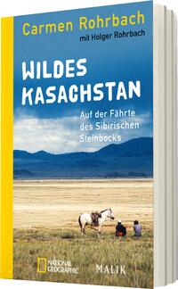 Das Buchcover zeigt eine weite, offene Landschaft in Kasachstan unter einem klaren, blauen Himmel. Im Vordergrund sitzen zwei Personen auf dem Boden neben einem Pferd. Der Titel „WILDES KASACHSTAN“ ist groß und in auffälliger, weißer Schrift platziert. Darunter steht in kleinerer Schrift die Unterzeile „Auf der Fähre des Sibirischen Steinbocks“. Die Farben sind sanft und natürlich, mit einem gelben Buchrücken, der dem Cover eine freundliche Note verleiht. Die Autoren Carmen Rohrbach und Holger Rohrbach sind oben benannt.