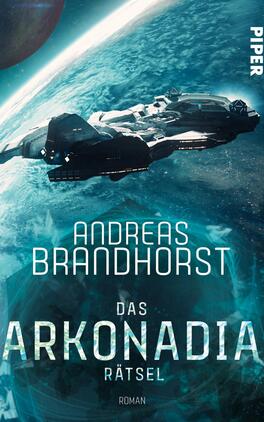 Das Buchcover zeigt ein futuristisches Raumschiff, das über einen blauen Planeten schwebt. Der Hintergrund ist von einem tiefen Weltraumblau und leuchtenden Sternen geprägt, was eine geheimnisvolle Atmosphäre vermittelt. Die Schriftzüge sind in einer klaren, modernen Typografie gehalten: „ANDREAS BRANDHORST“ steht prominent oben, während der Titel „DAS ARKONADIA RÄTSEL“ in großer, auffälliger Schrift darunter platziert ist. Am unteren Rand befindet sich der Hinweis „ROMAN“.