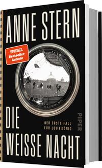 Das Buchcover zeigt einen schwarzen Hintergrund mit einem zentralen runden Objektiv, in dem eine historische Stadtszene abgebildet ist. Darin sind Menschen zu sehen, die auf einem Dach stehen. Oben links befindet sich ein roter Aufkleber mit dem Text „SPIEGEL-Bestseller-Autorin“. Die Schriftzüge „ANNE STERN“ und „DIE WEISSE NACHT“ sind in großen, weißen Buchstaben gestaltet. Am unteren Rand steht „DER ERSTE FALL FÜR LOU & KÖNIG“ in kleineren, weißen Buchstaben. Die Atmosphäre wirkt geheimnisvoll und ansprechend.
