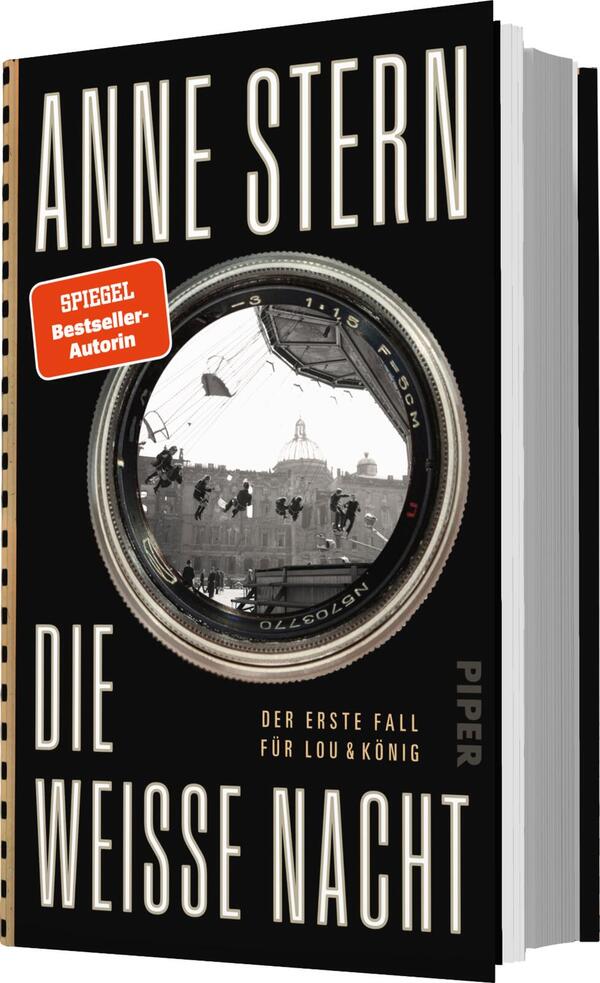 Das Buchcover zeigt einen schwarzen Hintergrund mit einem zentralen runden Objektiv, in dem eine historische Stadtszene abgebildet ist. Darin sind Menschen zu sehen, die auf einem Dach stehen. Oben links befindet sich ein roter Aufkleber mit dem Text „SPIEGEL-Bestseller-Autorin“. Die Schriftzüge „ANNE STERN“ und „DIE WEISSE NACHT“ sind in großen, weißen Buchstaben gestaltet. Am unteren Rand steht „DER ERSTE FALL FÜR LOU & KÖNIG“ in kleineren, weißen Buchstaben. Die Atmosphäre wirkt geheimnisvoll und ansprechend.