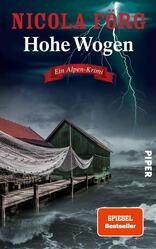 Das Buchcover zeigt ein dramatisches Alpenmotiv mit einem stürmischen Himmel, in dem Blitze zu sehen sind. Im Vordergrund erhebt sich ein Holzhaus, umgeben von hohen Wellen, die bedrohlich gegen die Pfähle schlagen. Der Titel „Hohe Wogen“ von Nicola Förg ist in großen, weißen Buchstaben platziert, während der Zusatz „Ein Alpen-Krimi“ in einem roten Banner darunter steht. Der Verlagsname „PIPER“ befindet sich in der rechten unteren Ecke. Die Farbpalette ist düster, geprägt von Blau- und Grautönen.