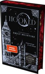 Das Buchcover zeigt eine stilisierte Illustration der Londoner Skyline, dominiert von der Big Ben-Uhr. Der Hintergrund ist schwarz, während die Skyline in einem helleren Ton abgebildet ist. Der Titel „HOOKED“ erscheint prominent in großen Buchstaben, darüber steht in kleinerer Schrift „Bestsellerautorin EMILY MCINTIRE“. Unter dem Titel befindet sich der Untertitel „Und geradewegs bis zum Morgen“. Ein rotes Label „SPIEGEL Bestseller“ ist in der unteren linken Ecke platziert. Die Atmosphäre wirkt mysteriös und ansprechend.