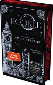 Das Buchcover zeigt eine stilisierte Illustration der Londoner Skyline, dominiert von der Big Ben-Uhr. Der Hintergrund ist schwarz, während die Skyline in einem helleren Ton abgebildet ist. Der Titel „HOOKED“ erscheint prominent in großen Buchstaben, darüber steht in kleinerer Schrift „Bestsellerautorin EMILY MCINTIRE“. Unter dem Titel befindet sich der Untertitel „Und geradewegs bis zum Morgen“. Ein rotes Label „SPIEGEL Bestseller“ ist in der unteren linken Ecke platziert. Die Atmosphäre wirkt mysteriös und ansprechend.