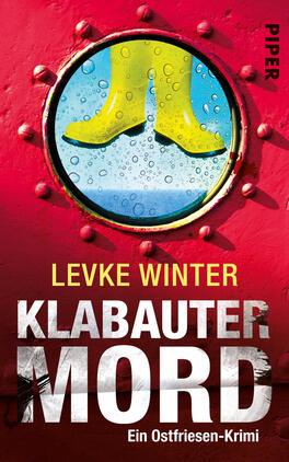 Das Buchcover zeigt einen roten Hintergrund mit einem großen, runden Fenster, durch das gelbe Gummistiefel sichtbar sind. Um die Stiefel sind Regentropfen zu erkennen, die die glatte Oberfläche des Wassers reflektieren. Über dem Fenster steht in kräftiger, gelber Schrift der Name „LEVKE WINTER“. Darunter prangt der Titel „KLABAUTER MORD“ in großen, grauen Buchstaben, die den Krimi-Charakter des Werks betonen. Am oberen rechten Rand ist das Verlagslogo „PIPER“ zu sehen.