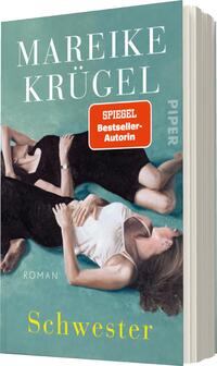 Das Buchcover zeigt zwei Frauen, die aufeinander liegen und eng umschlungen sind. Der Hintergrund ist in sanften Minttönen gehalten, was eine ruhige Atmosphäre vermittelt. Der Titel „Schwester“ erscheint in leuchtendem Gelb am unteren Rand, während der Name „Mareike Krügel“ in Weiß am oberen Rand steht. Ein rotes Rechteck hebt den Hinweis „SPIEGEL Bestseller-Autorin“ hervor. Die Komposition strahlt Intimität und Verbundenheit aus.