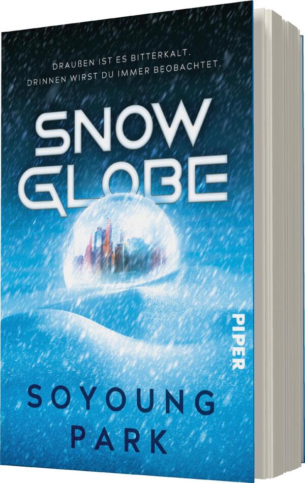 Das Buchcover zeigt eine eisige, winterliche Landschaft, die in sanften Blautönen gehalten ist. Im Vordergrund befindet sich eine schimmernde Schneekugel, in der eine städtische Silhouette erkennbar ist. Über der Schneekugel steht der Titel „SNOW GLOBE“ in großem, weißem Schriftzug. Darunter steht der Name der Autorin „SOYOUNG PARK“ in klarer, blauer Schrift. Der obere Teil des Covers ist mit dem Satz „DRAUSSEN IST ES BITTERKALT, DRINNEN WIRST DU IMMER BEOBACHTET“ versehen, was eine geheimnisvolle Atmosphäre vermittelt.