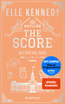 Das Buchcover zeigt auf korallenorangem Hintergrund in weißer Linienillustration den Autorennamen Elle Kennedy oben, darunter der Titel „THE SCORE“ und die Unterzeile „MITTEN INS HERZ“. Zwei überkreuzte Eishockeyschläger mit Schlittschuhen, eine kleine Krone und dekorative Ornamente dominieren die Mitte; darunter Symbole wie Theatermasken, Filmklappe, High Heels, Parfümflakon, Erdbeeren und ein repräsentatives Gebäude. Die Stimmung ist romantisch-sportlich und verspielt.