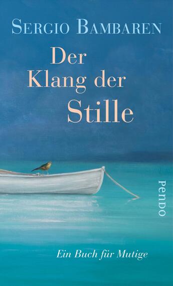 Das Buchcover zeigt eine ruhige Meereslandschaft in sanften Blau- und Türkistönen. Im Vordergrund befindet sich ein einfaches, weißes Boot mit einem kleinen Vogel, der auf der Bordkante sitzt. Der Titel „Der Klang der Stille“ ist in eleganter, goldfarbener Schrift gehalten und steht zentral auf dem Cover. Darunter ist der Untertitel „Ein Buch für Mutige“ in schlichterer Schrift zu sehen. Der Name des Autors, Sergio Bambaren, ist oben platziert, ebenfalls in heller Schrift. Das Cover vermittelt eine friedliche und nachdenkliche Atmosphäre.