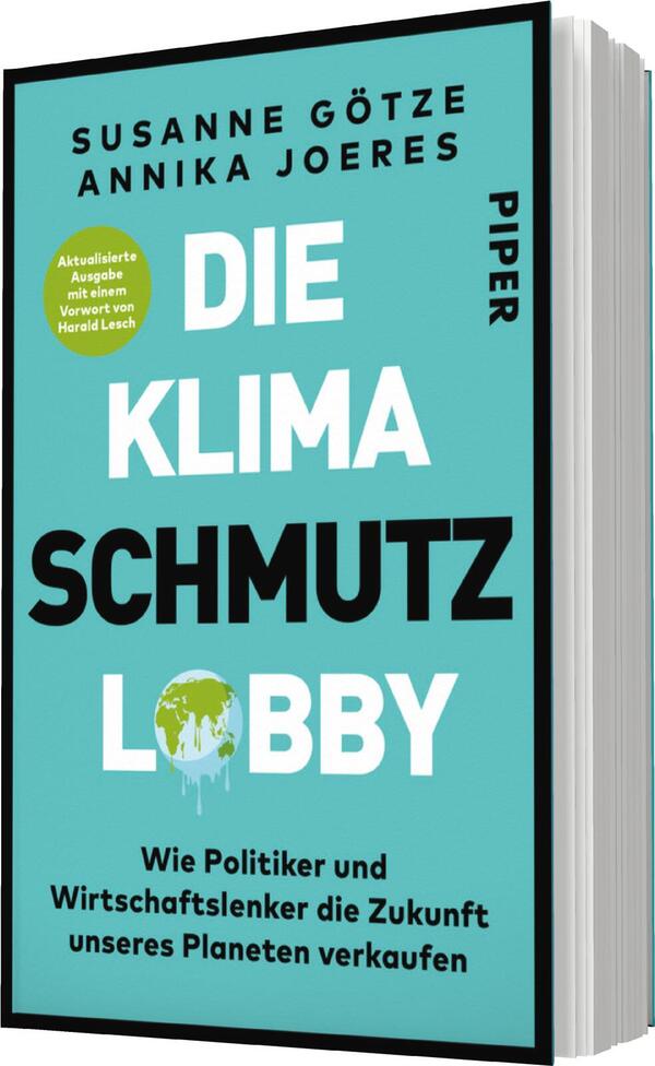 Das Buchcover zeigt einen hellblauen Hintergrund, auf dem der Titel „DIE KLIMASCHMUTZ LOBBY“ in großen, schwarzen Buchstaben hervorsticht. Die Namen der Autorinnen, Susanne Götze und Annika Joeres, sind oben in kleinerer Schriftgröße platziert und in Schwarz gehalten. Unten befindet sich der Zusatz „Wie Politiker und Wirtschaftlenker die Zukunft unseres Planeten verkaufen“ in weißer Schrift. Um den Titel herum ist eine stilisierte Erde abgebildet, die mit grünen Akzenten gestaltet ist.
