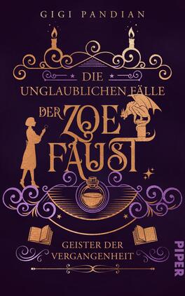 Das Buchcover zeigt einen tiefvioletten Hintergrund, der mit goldenen und weißen Illustrationen verziert ist. Im oberen Bereich steht der Name der Autorin, „Gigi Pandian“, in eleganter Schrift. Darunter bildt der Titel „Die unglaublichen Fälle der Zoe Faust“ im Zentrum des Covers eine auffällige Komposition. Eine Silhouette einer Frau, die einen Zauberstab hält, sowie ein Drache und ein alchemistisches Gefäß flankieren den Titel. Unten ist der Untertitel „Geister der Vergangenheit“ zu sehen.