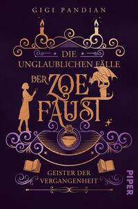 Das Buchcover zeigt einen tiefvioletten Hintergrund, der mit goldenen und weißen Illustrationen verziert ist. Im oberen Bereich steht der Name der Autorin, „Gigi Pandian“, in eleganter Schrift. Darunter bildt der Titel „Die unglaublichen Fälle der Zoe Faust“ im Zentrum des Covers eine auffällige Komposition. Eine Silhouette einer Frau, die einen Zauberstab hält, sowie ein Drache und ein alchemistisches Gefäß flankieren den Titel. Unten ist der Untertitel „Geister der Vergangenheit“ zu sehen.