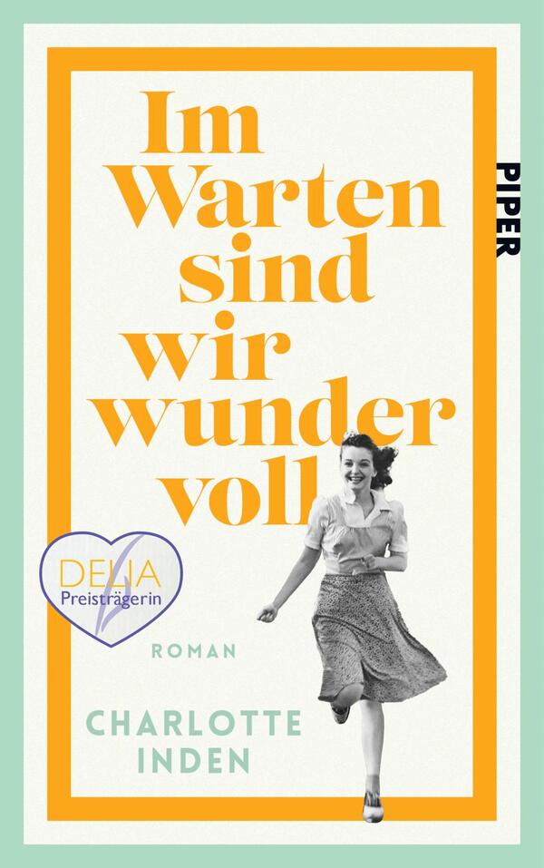 Das Buchcover zeigt eine stilisierte Frau in einem hellen Kleid, die fröhlich auf einem grauen Hintergrund steht. Der Titel „Im Warten sind wir wundervoll“ ist in großen, orangefarbenen Buchstaben am oberen Rand platziert. Der Name der Autorin, „Charlotte Inden“, steht in kleinerer Schrift darunter. Ein herzförmiges Symbol mit der Aufschrift „DELIAPreisträgerin“ befindet sich links oben. Der gesamte Look vermittelt eine lebendige und optimistische Atmosphäre.