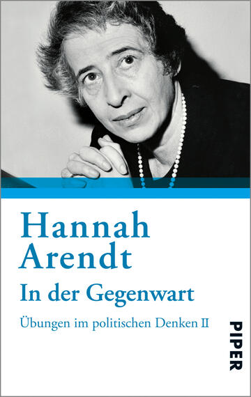 Das Buchcover zeigt ein schwarz-weißes Porträt von Hannah Arendt, die in die Kamera blickt. Ihre Gesichtszüge sind klar und prägnant dargestellt, mit besonders betonten Augen und Lippen. In der oberen Coverhälfte steht in blauer Schrift „Hannah Arendt“, gefolgt von dem Titel „In der Gegenwart“ in einer größeren, helleren Schriftart. Darunter befindet sich der Untertitel „Übungen im politischen Denken II“ in kleinerer, dunklerer Schrift. Der Hintergrund ist weiß, was die Schrift und das Porträt hervorhebt.