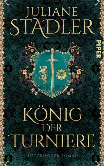 Das Buchcover zeigt einen tiefgrünen Hintergrund mit ornamentalen Mustern in Gold und hellen Farben. Im Zentrum befindet sich ein schildförmiges Emblem, das ein Schwert und einen Löwen sowie eine Blume zeigt. Der Titel „König der Turniere“ ist in großen, ornamental gestalteten, goldenen Buchstaben geschrieben. Über dem Titel steht der Name der Autorin „Juliane Stadler“ in schmaler, eleganter Schrift. Das Gesamtbild vermittelt eine historische und majestätische Atmosphäre.