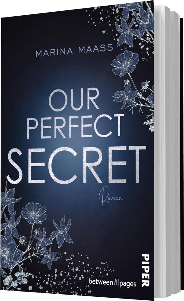 Das Buchcover zeigt einen tiefblauen Hintergrund, der mit filigranen, weißen Blumen und Pflanzenelementen verziert ist. Der Titel „OUR PERFECT SECRET“ steht in großen, klaren Buchstaben in Weiß und Hellblau, wobei das Wort „SECRET“ hervorgehoben ist. Der Autorenname „MARINA MAASS“ befindet sich oben auf dem Cover, während das Wort „Roman“ in kleinerer Schrift unter dem Titel platziert ist. Das Gesamtbild vermittelt eine geheimnisvolle und elegante Atmosphäre.