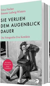 Das Buchcover zeigt oben einen hellmintgrünen Bereich mit den Autorennamen Erica Fischer und Simone Ladwig‑Winters in kleiner roter Schrift, darunter der Titel „SIE VERLIEH DEM AUGENBLICK DAUER“ in großer schwarzer Grotesk‑Versaltypografie und die rote Unterzeile „Die Fotografin Eva Kemlein“. Unten ein kontrastreiches schwarzweißes Foto: eine sitzende Frau mit Umhängetasche fotografiert mit einer Kamera, nüchterne, dokumentarische Stimmung.