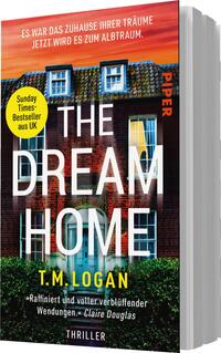 Das Buchcover zeigt ein rotes Reihenhaus mit dunklen Dachziegeln und zwei Fenstern, die von grünen Sträuchern umgeben sind. Der Titel „THE DREAM HOME“ ist in großen, weißen Buchstaben platziert, während der Autor T.M. LOGAN in kleinerer, gelber Schrift darunter steht. Oben links befindet sich ein gelber Sticker mit der Aufschrift „Sunday Times-Bestseller aus UK“. Die Atmosphäre vermittelt einen leicht bedrohlichen Unterton, der die Spannung des Thrillers unterstreicht.