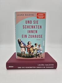 Außenansicht des Buches „Und sie schenkten ihnen ein Zuhause“