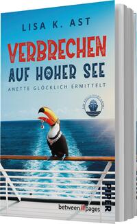 Das Buchcover zeigt einen strahlend blauen Himmel und ein ruhiges Meer im Hintergrund. Im Vordergrund steht ein bunter Tukan auf einem Schiffsgeländer, der einen schwarzen Anzug trägt. Der Titel „VERBRECHEN AUF HOHER SEE“ ist in roten, großen Buchstaben platziert, während der Untertitel „ANETTE GLÜCKLICH ERMITTELT“ in einer schlichten Schrift darunter steht. Das Cover vermittelt eine humorvolle, zugleich spannende Atmosphäre.
