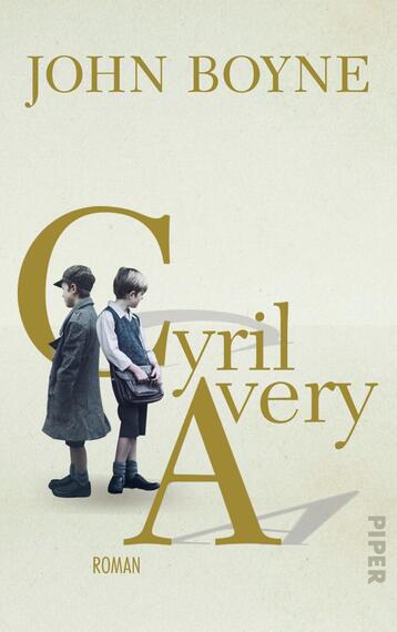 Das Buchcover zeigt zwei abgebildete Jungen, die sich von der linken Seite in die rechte Richtung wenden. Der Hintergrund ist in sanften, hellen Farben gehalten. Im Vordergrund sind die Worte „Cyril Avery“ in großer, goldfarbener Typografie zu sehen, während der Autor „John Boyne“ in kleiner, schlichter Schrift im oberen Bereich platziert ist. Am unteren Rand befindet sich das Wort „Roman“. Die Gesamtatmosphäre ist nostalgisch und ansprechend.