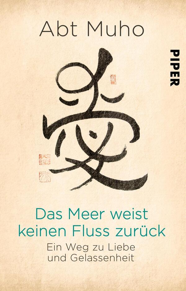 Das Buchcover zeigt auf einem hellen, sandfarbenen Hintergrund das stilisierte Schriftzeichen „愛“, welches für Liebe steht. Darüber ist der Autorenname „Abt Muho“ in einer eleganten, serifenlosen Schrift platziert. Der Titel „Das Meer weist keinen Fluss zurück“ ist in einer kräftigen türkisfarbenen Schrift unterhalb des Zeichens zu sehen, gefolgt vom Untertitel „Ein Weg zu Liebe und Gelassenheit“ in einer schlichteren Schrift. Die Anordnung und Farbgebung erzeugen eine ruhige und harmonische Atmosphäre.