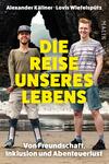 Das Buchcover zeigt zwei junge Männer, die an einem Strand stehen. Der Mann links trägt ein graues Oberteil, eine schwarze Mütze und hat eine Beinprothese. Der Mann rechts trägt ein gestreiftes T-Shirt und kurze Hosen. Über den beiden prangt in großen, leuchtend gelben Buchstaben der Titel „DIE REISE UNSERES LEBENS“. Am unteren Rand steht in kleinerer Schrift „Von Freundschaft, Inklusion und Abenteuerlust“. Der Hintergrund zeigt eine dramatische Felslandschaft und vermittelt eine abenteuerliche Atmosphäre. Die Schriftart ist modern und auffällig.