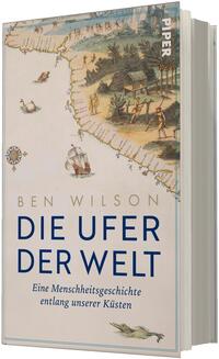 Das Buchcover zeigt eine alt wirkende Küstenkarte auf elfenbeinfarbenem Grund, mit handkolorierten Details: kleine Segelschiffe, Kompassrose, Figuren, Hütten und Bäume entlang einer Uferlinie. Oben steht der Autorenname Ben Wilson in goldenen Großbuchstaben, darunter prominent der Titel DIE UFER DER WELT in großen dunkelblauen Versalien; der Untertitel „Eine Menschheitsgeschichte entlang unserer Küsten“ erscheint in kleiner serifenbetonter Schrift. Stimmung: historisch, maritim, erforschend.