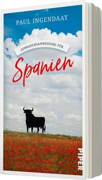 Das Buchcover zeigt einen stimmungsvollen Himmel in sanften Blau- und Grautönen, durchzogen von weißen Wolken. Im Vordergrund steht ein schwarzer Stier vor einem blühenden Feld mit roten Blumen, was eine lebendige Atmosphäre erzeugt. Der Titel „Gebrauchsanweisung für Spanien“ ist in einer dynamischen, roten Schriftart oben mittig platziert, während der Name des Autors, Paul Ingendaay, in klarer, weißer Schrift am oberen Rand erscheint.