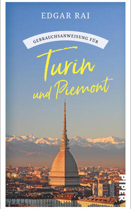 Das Buchcover zeigt die Turiner Skyline bei Sonnenaufgang mit der markanten Mole Antonelliana im Vordergrund, dahinter sonnig beleuchtete Alpen. Oberhalb steht der Autorenname Edgar Rai in weißer Serifenschrift; darüber, leicht geschwungen, auf einem weißen Banner der Schriftzug „Gebrauchsanweisung für“. In der Bildmitte der Titel „Turin und Piemont“ in großer, gelber, handschriftlicher Typografie. Farbpalette: warme Orange- und Blautöne, ruhige, einladende Atmosphäre.