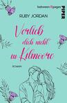 Das Buchcover zeigt einen aquamarinfarbenen Hintergrund. Zentrale Elemente sind eine skizzierte Darstellung eines Paares in Umarmung, umgeben von zarten Pflanzenmotiven in Lila und Grün. Der Titel „Verlieb dich nicht in Kilmoore“ ist in einer geschwungenen, pinken Schriftart prominent platziert. Der Name der Autorin „Ruby Jordan“ steht in blockierten Buchstaben oberhalb des Titels. Darunter ist der Hinweis „Roman“ in kleiner Schrift zu sehen.