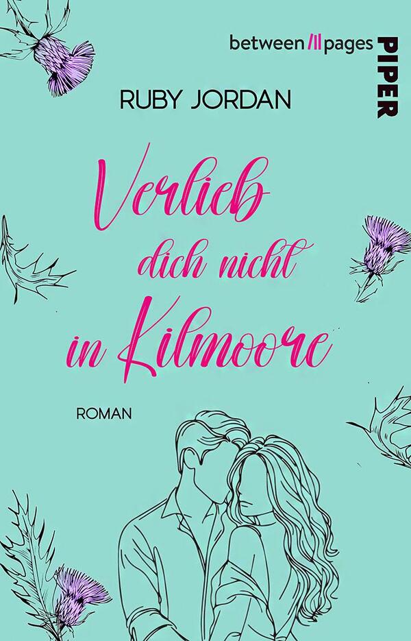 Das Buchcover zeigt einen aquamarinfarbenen Hintergrund. Zentrale Elemente sind eine skizzierte Darstellung eines Paares in Umarmung, umgeben von zarten Pflanzenmotiven in Lila und Grün. Der Titel „Verlieb dich nicht in Kilmoore“ ist in einer geschwungenen, pinken Schriftart prominent platziert. Der Name der Autorin „Ruby Jordan“ steht in blockierten Buchstaben oberhalb des Titels. Darunter ist der Hinweis „Roman“ in kleiner Schrift zu sehen.