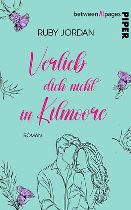Das Buchcover zeigt einen aquamarinfarbenen Hintergrund. Zentrale Elemente sind eine skizzierte Darstellung eines Paares in Umarmung, umgeben von zarten Pflanzenmotiven in Lila und Grün. Der Titel „Verlieb dich nicht in Kilmoore“ ist in einer geschwungenen, pinken Schriftart prominent platziert. Der Name der Autorin „Ruby Jordan“ steht in blockierten Buchstaben oberhalb des Titels. Darunter ist der Hinweis „Roman“ in kleiner Schrift zu sehen.