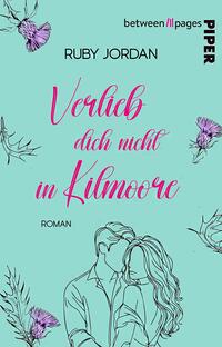 Das Buchcover zeigt einen aquamarinfarbenen Hintergrund. Zentrale Elemente sind eine skizzierte Darstellung eines Paares in Umarmung, umgeben von zarten Pflanzenmotiven in Lila und Grün. Der Titel „Verlieb dich nicht in Kilmoore“ ist in einer geschwungenen, pinken Schriftart prominent platziert. Der Name der Autorin „Ruby Jordan“ steht in blockierten Buchstaben oberhalb des Titels. Darunter ist der Hinweis „Roman“ in kleiner Schrift zu sehen.