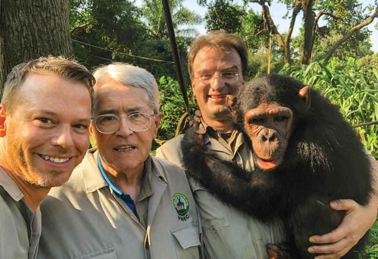 Frank Elstner, Christian Ehrlich und Matthias Reinschmidt mit einem Schimpansen auf dem Arm