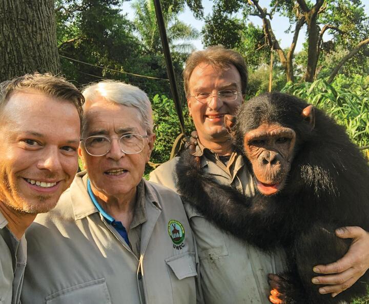 Frank Elstner, Christian Ehrlich und Matthias Reinschmidt mit einem Schimpansen auf dem Arm