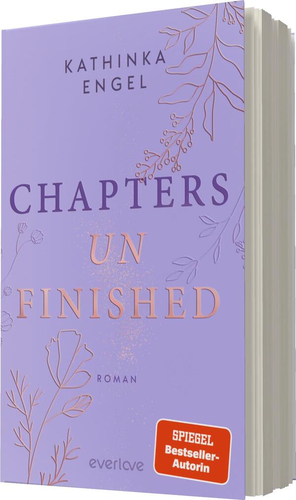 Das Buchcover zeigt einen fliederfarbenen Hintergrund, der die zentrale Atmosphäre des Designs prägt. In eleganter Schrift steht oben „KATHINKA ENGEL“, gefolgt von dem Titel „CHAPTERS UN FINISHED“ in größeren, goldenen Buchstaben, die einen modernen Charakter ausstrahlen. Am unteren Rand befindet sich das Wort „Roman“ in schlichtem Schwarz. An den Seiten sind zarte Pflanzenillustrationen in Hellgrau, die dem Cover eine romantische Note verleihen. Ein rotes Label mit der Aufschrift „SPIEGEL Bestseller-Autorin“ ist in der unteren rechten Ecke platziert.