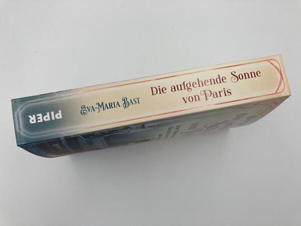 Innenansicht des Buches „Die aufgehende Sonne von Paris“