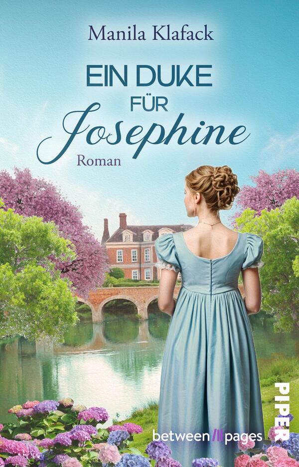 Das Buchcover zeigt eine weibliche Figur in einem hellblauen Kleid, die mit dem Rücken zur Kamera steht. Im Hintergrund ist ein romantisches Landschaftsbild mit lila blühenden Bäumen und einer Brücke über einen ruhigen Fluss zu sehen. Ein prächtiges Herrenhaus tritt in den Hintergrund, umgeben von farbenfrohen Blumen. Über der Szene steht in elegantem Schriftzug „EIN DUKE FÜR JOSEPHINE“, gefolgt von „Roman“ in kleinerer Schrift. Der Name der Autorin, Manila Klafack, ist ebenfalls am oberen Rand platziert.