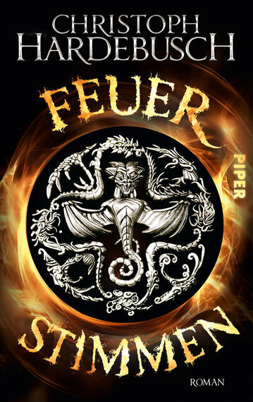 Das Buchcover zeigt auf schwarzem Hintergrund ein zentrales, runder Symbol mit einem abstrakten, detaillierten Design, das tierische und pflanzliche Elemente kombiniert. Um das Symbol fließt eine orangefarbene, lodernde Flamme, die eine dynamische Atmosphäre erzeugt. Der Titel „FEUERSTIMMEN“ ist in auffälligen, goldenen Buchstaben am oberen Rand platziert, während der Autor „CHRISTOPH HARDEBUSCH“ in deutlich lesbarer Schrift darüber steht. Unten rechts ist das Verlagslogo „Piper“ abgebildet.