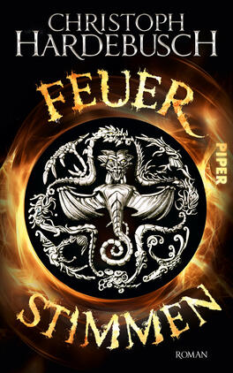 Das Buchcover zeigt auf schwarzem Hintergrund ein zentrales, runder Symbol mit einem abstrakten, detaillierten Design, das tierische und pflanzliche Elemente kombiniert. Um das Symbol fließt eine orangefarbene, lodernde Flamme, die eine dynamische Atmosphäre erzeugt. Der Titel „FEUERSTIMMEN“ ist in auffälligen, goldenen Buchstaben am oberen Rand platziert, während der Autor „CHRISTOPH HARDEBUSCH“ in deutlich lesbarer Schrift darüber steht. Unten rechts ist das Verlagslogo „Piper“ abgebildet.