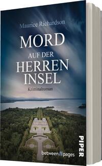 Das Buchcover zeigt eine dramatische Wolkenlandschaft in verschiedenen Blautönen, die eine düstere Atmosphäre vermittelt. Im Vordergrund ist eine grüne Landschaft mit einem symmetrischen Garten zu sehen, der von Wasser umgeben ist. Der Titel „MORD AUF DER HERREN INSEL“ ist prominent in großen, weißen Buchstaben platziert, unter dem sich der Zusatz „Kriminalroman“ in kleinerer Schrift befindet. Der Name des Autors, Maurice Richardson, steht in einer schmalen Laufschrift oben auf dem Cover.
