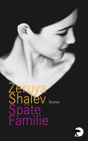 Das Buchcover zeigt eine stilisierte, schwarz-weiße Fotografie einer Frau im Profil, deren Gesicht in sanften Schatten dargestellt ist. Der Hintergrund ist ebenfalls schwarz, wodurch die Darstellung stark hervorsticht. Der Titel „Späte Familie“ ist in einer modernen, serifenlosen Schrift in kräftigem Violett und Orange gesetzt, während der Autorenname „Zeruya Shalev“ in Orange oberhalb des Titels platziert ist. Der Begriff „Roman“ ist dezent in kleinerer Schrift unter dem Titel positioniert. Die Gesamtkomposition vermittelt eine nachdenkliche und emotionale Atmosphäre.